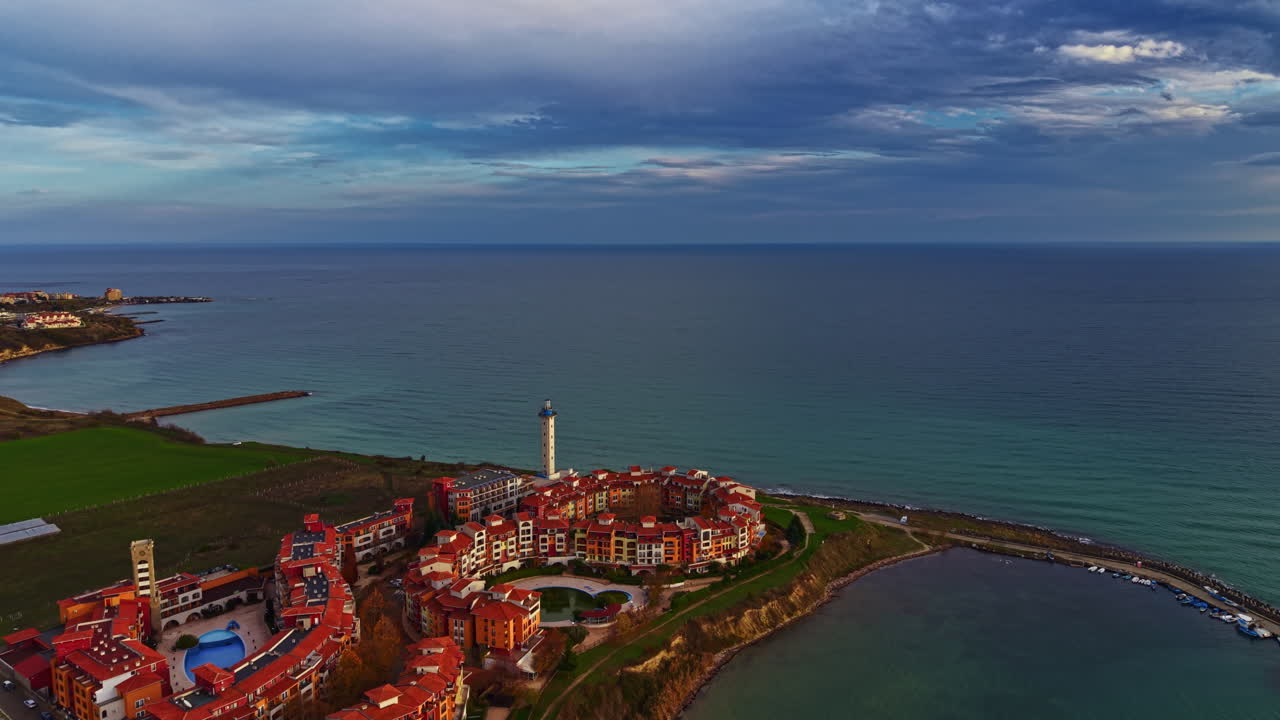 Vista costiera dall'alto, con vista su splendide proprietà fronte mare e acque calme al tramonto in una serena città di mare