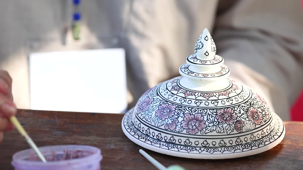 전통 태국 세라 그을 조심스럽게 그린 예술가의 클로즈업