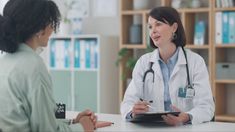 Reunión,-Médico-Y-Mujer-Con-Tableta-En-La-Oficina