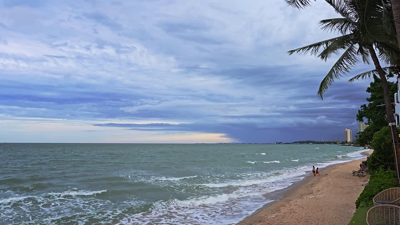 Maltempo Sulla Spiaggia di Cha Am con Nuvole Scure all'Orizzonte a Phetchaburi, Thailandia.