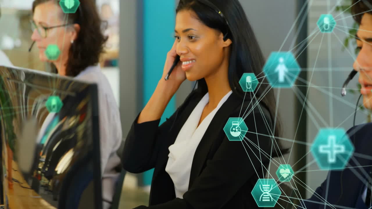 animación de la red de conexiones entre diversos colegas utilizando auriculares telefónicos en la oficina