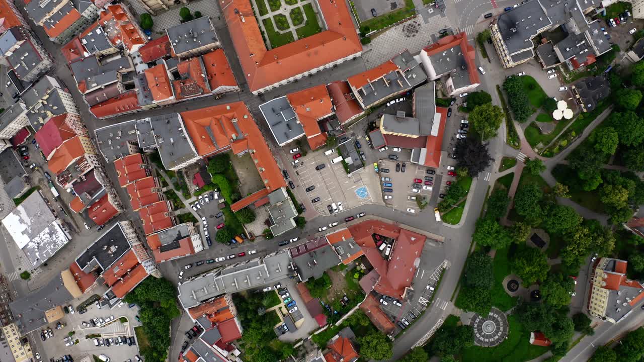 폴란드 클로즈코 (kłodzko) 의 역사적인 도시 풍경과 일반 교육 학교의 복합