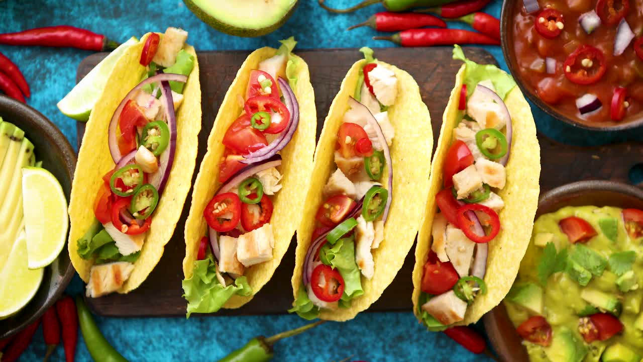 Mexicansk taco med kyllingekød, jalapeno og friske grøntsager, serveret med guacamole