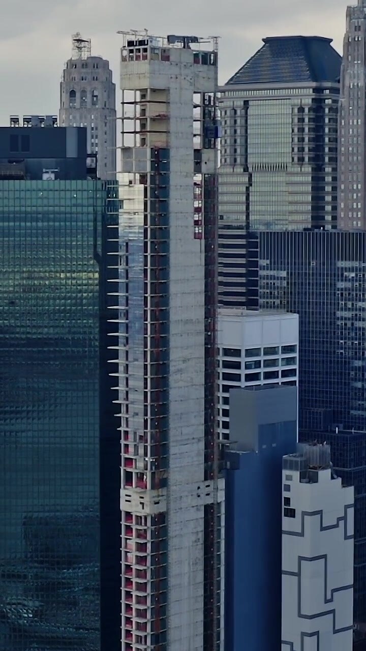 Vista di grattacieli con il Ponte di Brooklyn sullo sfondo a New York City