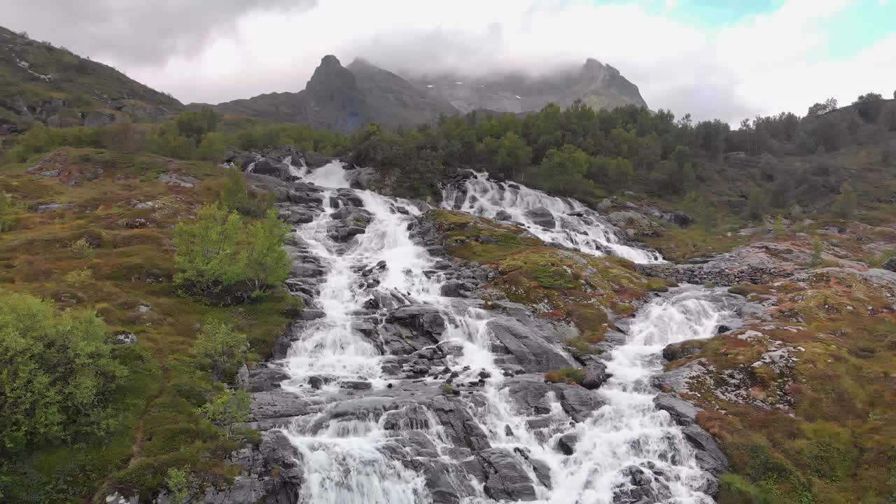 hermosa cascada de lofoten