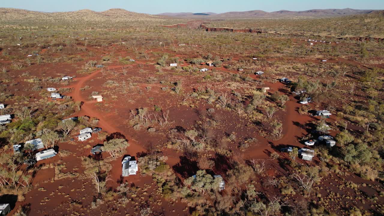오스트레일리아의 은 날에 카지니 국립 공원의 은 사막에 있는 델스 캠핑장 위에서 찍은 공중 트 다운