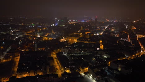 paisaje urbano nocturno visto desde el aire