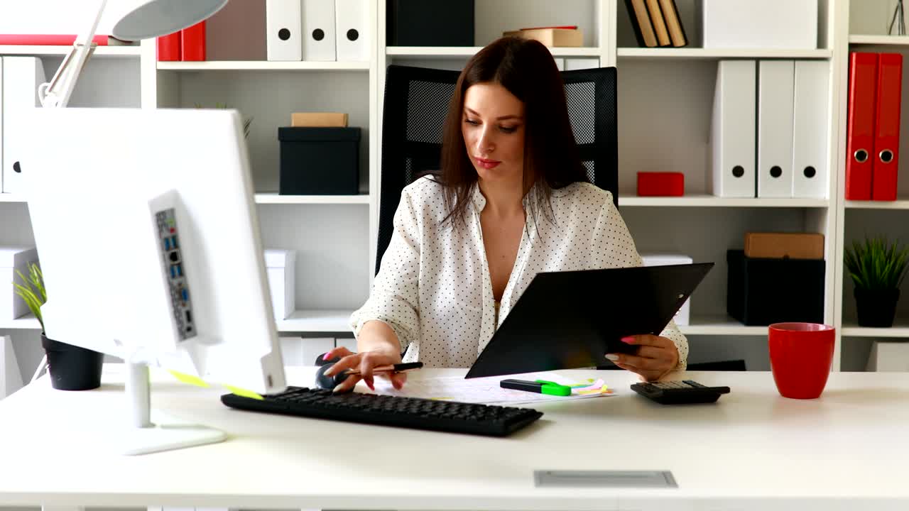 mujer de negocios trabajando en computadora en una oficina ligera