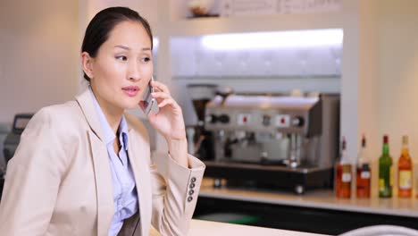 Asiatische-Geschäftsfrau-Chattet-Auf-Ihrem-Telefon