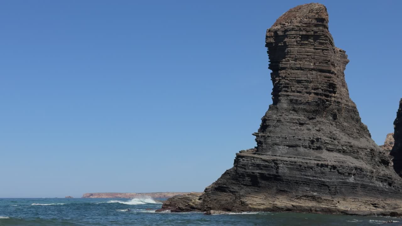 Algarve, Portogallo: sentiero dei pescatori, imponenti faraglioni, cieli azzurri e mari atlantici