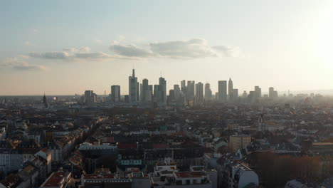 Vista-De-Seguimiento-Aéreo-Del-Paisaje-Urbano-Con-Rascacielos.-Horizonte-Contra-El-Cielo-Brillante.-Fráncfort-Del-Meno,-Alemania