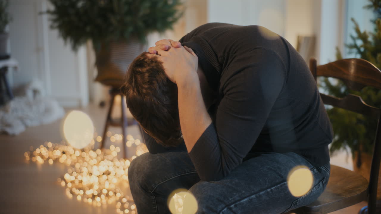 의자 에 앉아 있는 머리 뒤 에 손 을 은 사람