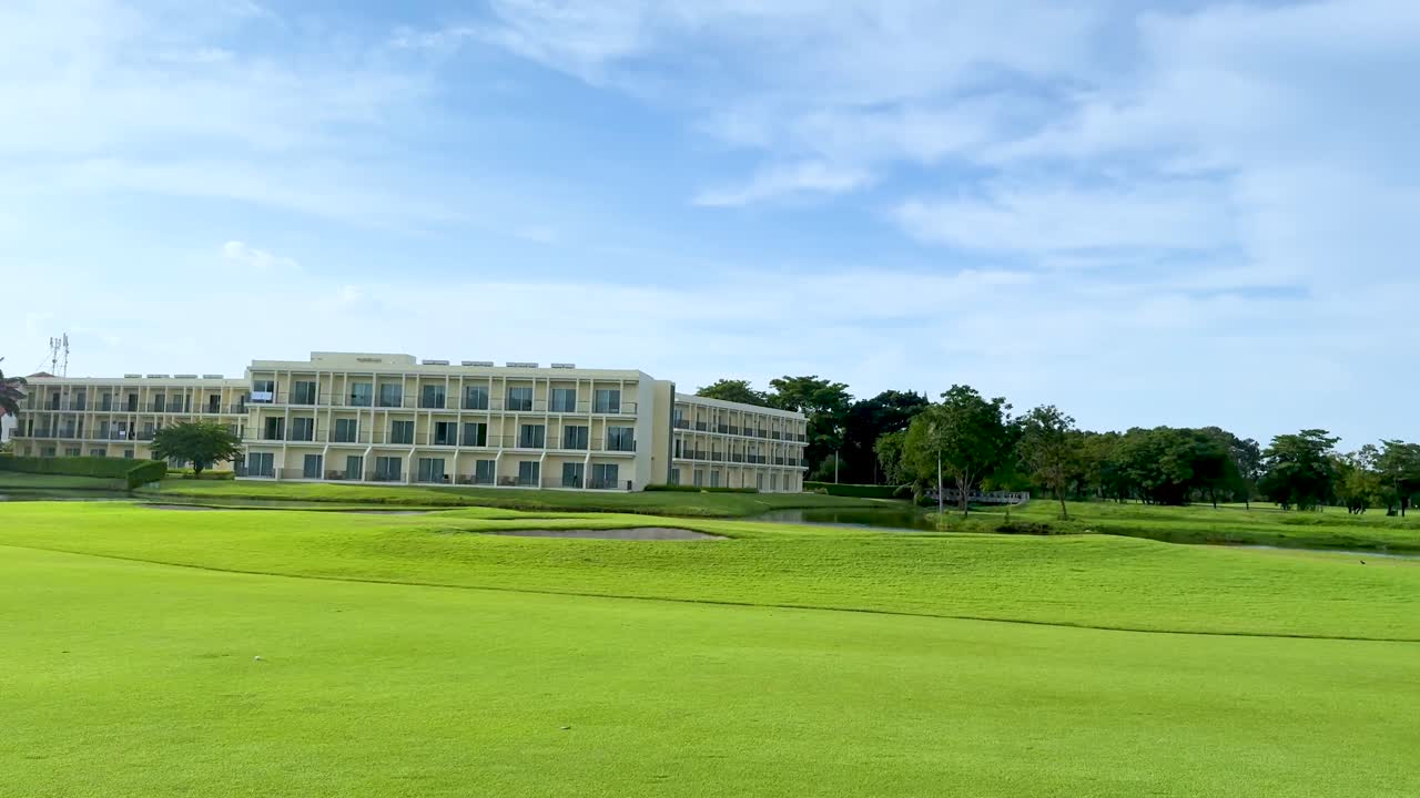 현대적 인 건물 과 함께 울창 한 초록색 골프 코스