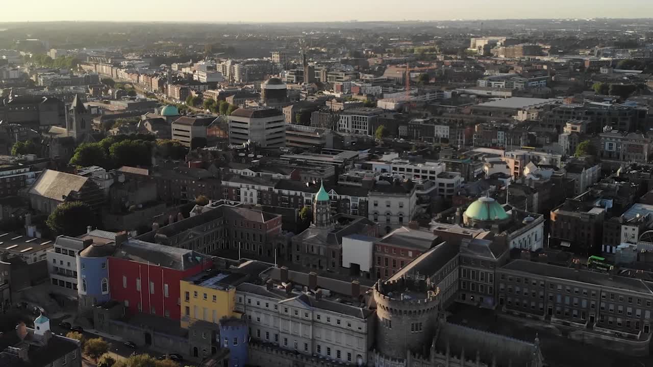 Vista aerea del Castello di Dublino, con edifici tradizionali. Torre e cortile, sera. Irlanda