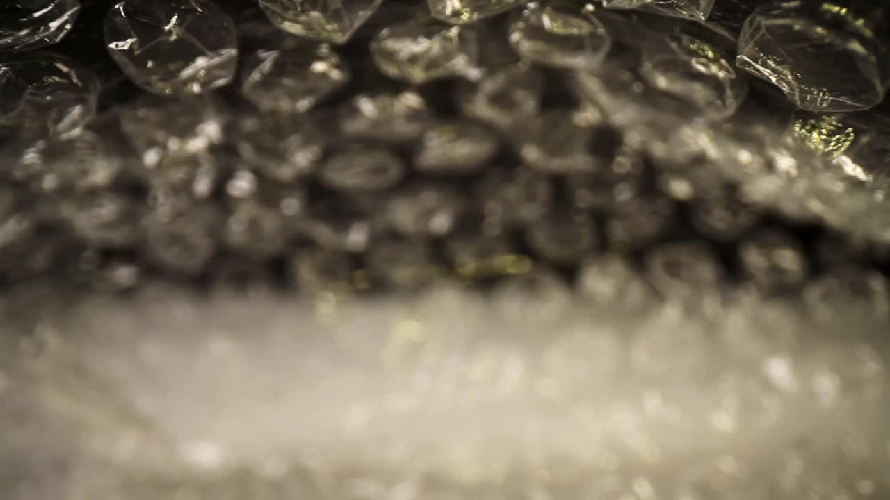 상단에 매우 얕은 초점을 두고 버블 랩 백에서 꺼내기