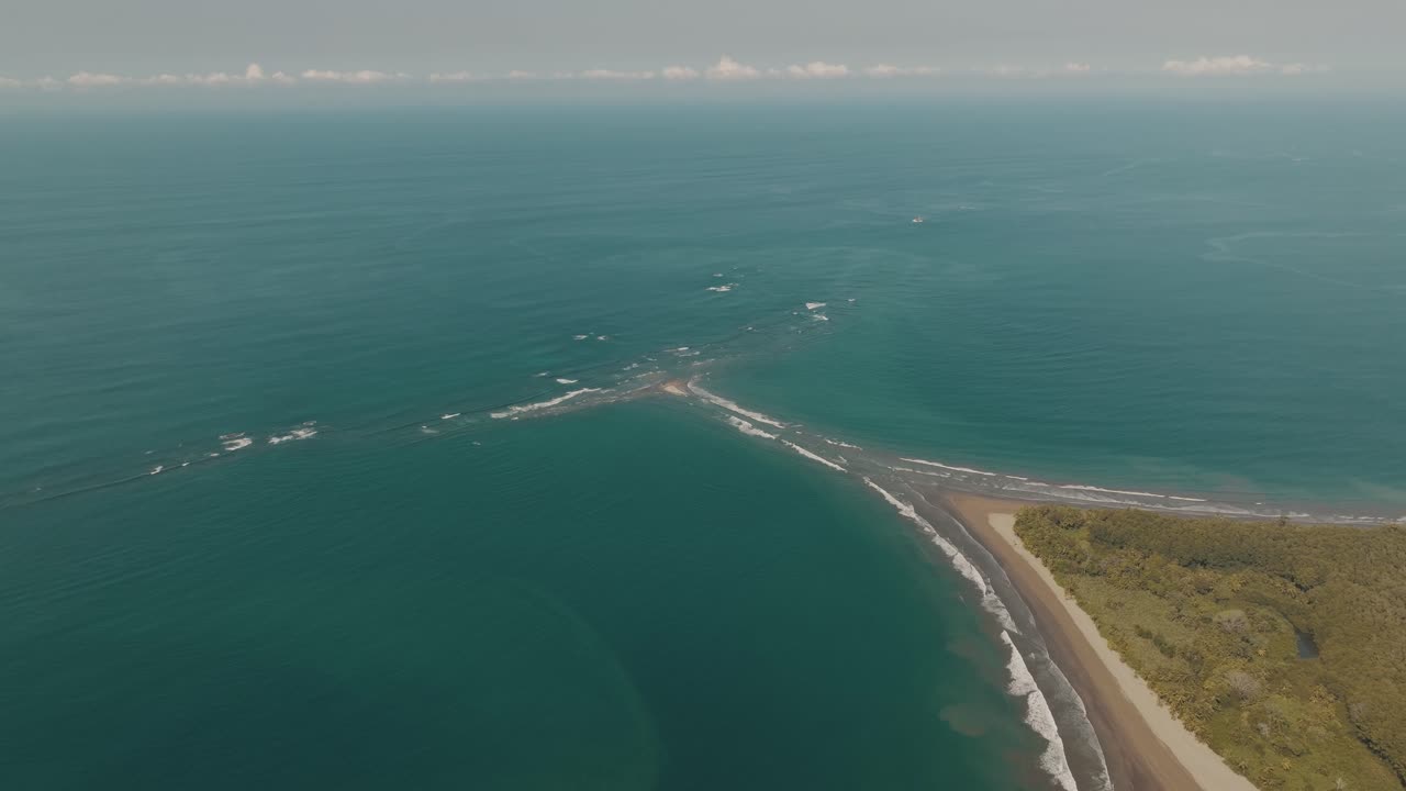 vista aérea panorámica de la playa de la cola de la ballena durante una mañana brumosa en costa rica, américa central