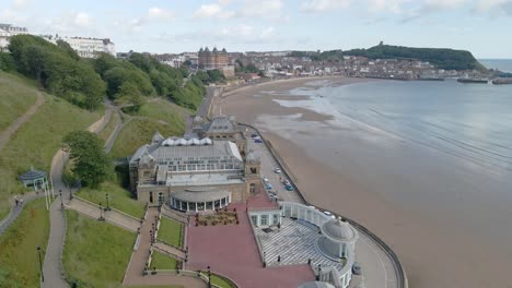 Vista-Aérea-De-Pájaro-De-La-Ciudad,-La-Playa,-El-Puerto-Y-El-Castillo-De-Scarborough