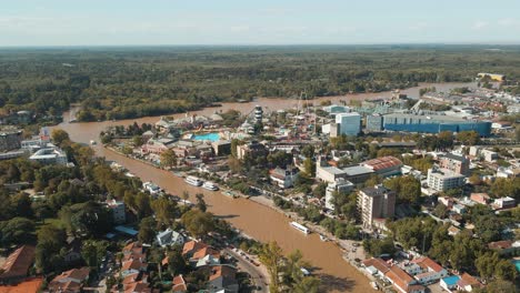 Toma-Aérea-De-Establecimiento-De-La-Desembocadura-Del-Río-Tigre-Volando-Hacia-El-Delta-Del-Paraná