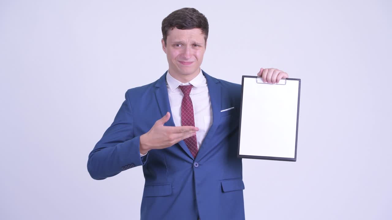 joven y guapo hombre de negocios con un portapapeles