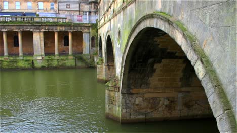 The-arches-beneath-the-charming-Palladian-style-Pulteney-Bridge,-spanning-the-River-Avon-in-the-ancient-Roman-city-of-Bath,-in-England