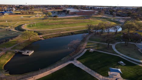 Imágenes-Aéreas-De-Estanques-Y-Campo-De-Fútbol-En-Unity-Park-En-Highland-Village-Texas