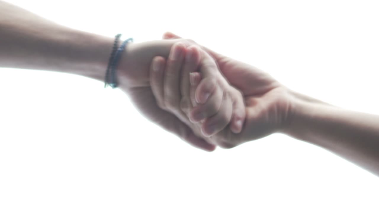 el hombre y la mujer se dieron la mano.