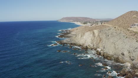 Toma-Cinematográfica-Súper-Genial-De-Los-Acantilados-Cerca-De-La-Playa-De-Los-Cerritos-En-Un-Día-Soleado-Con-Las-Olas-De-Agua-Azul-Rompiendo-Las-Rocas-En-México