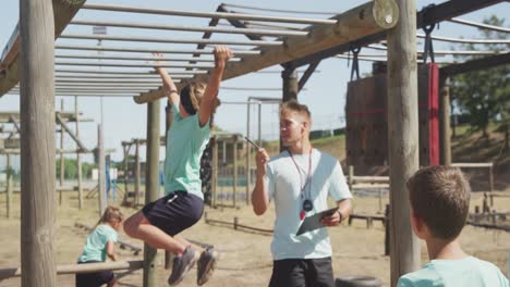 Grupo-De-Niños-Caucásicos-Entrenando-En-El-Campo-De-Entrenamiento