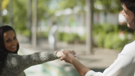 Primer-Plano-De-Un-Hombre-Musulmán-Besando-La-Mano-De-Su-Mujer-Al-Aire-Libre.