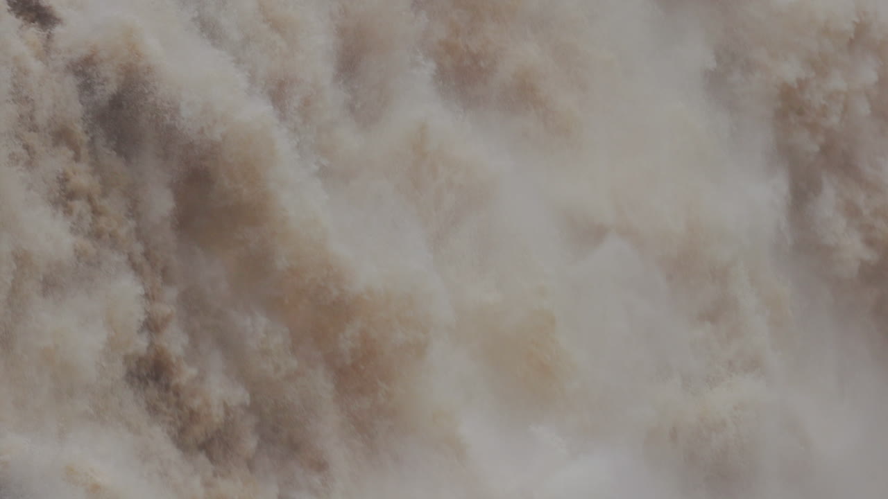 cerca del agua corriendo por la cascada en barron falls en cairns, australia