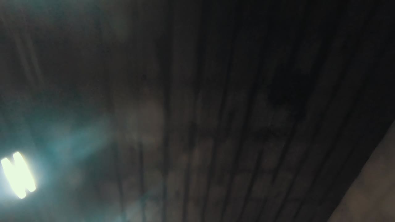 montando en la noche y mirando al cielo en bangkok.