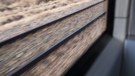 vías férreas en movimiento desde la ventana del tren en movimiento