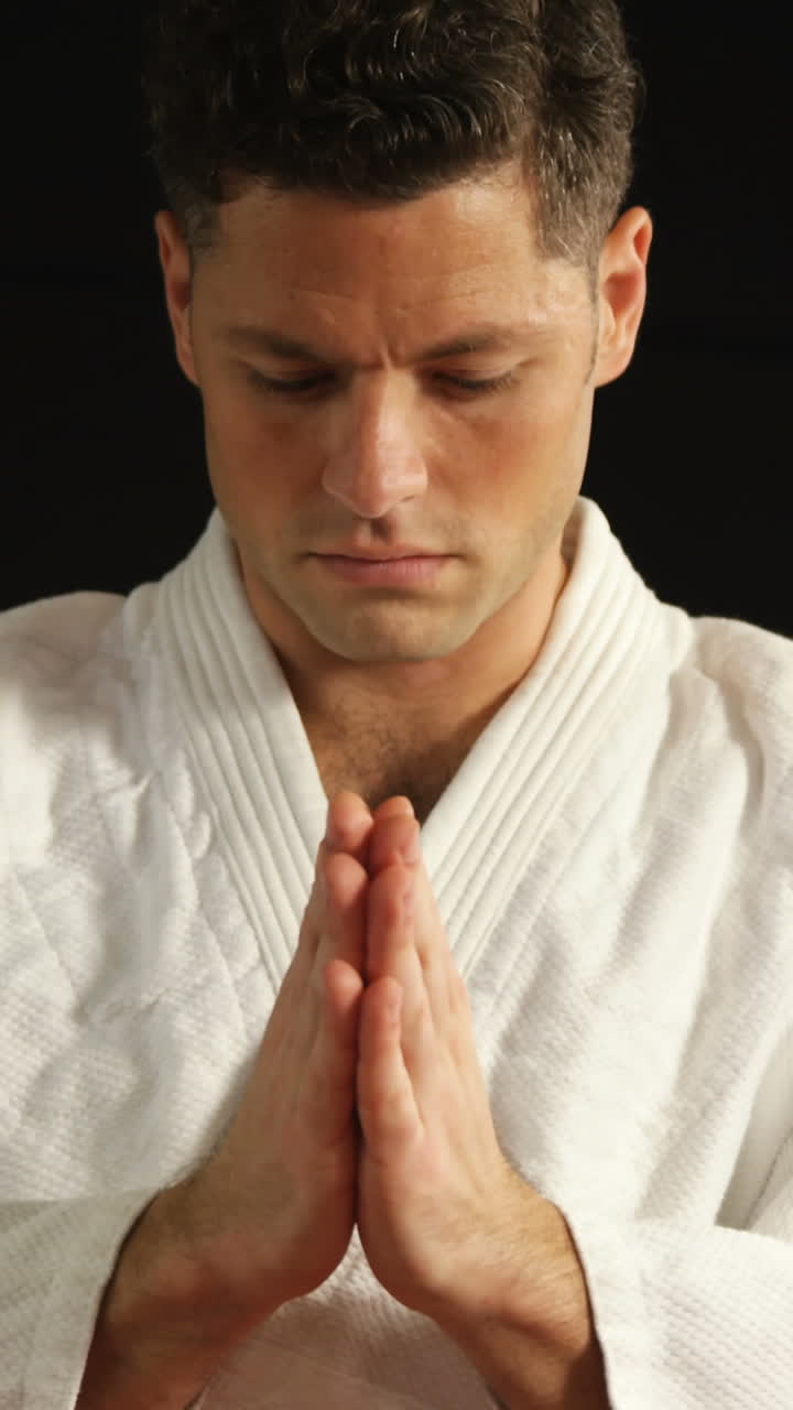 카라테를 연습하는 남자