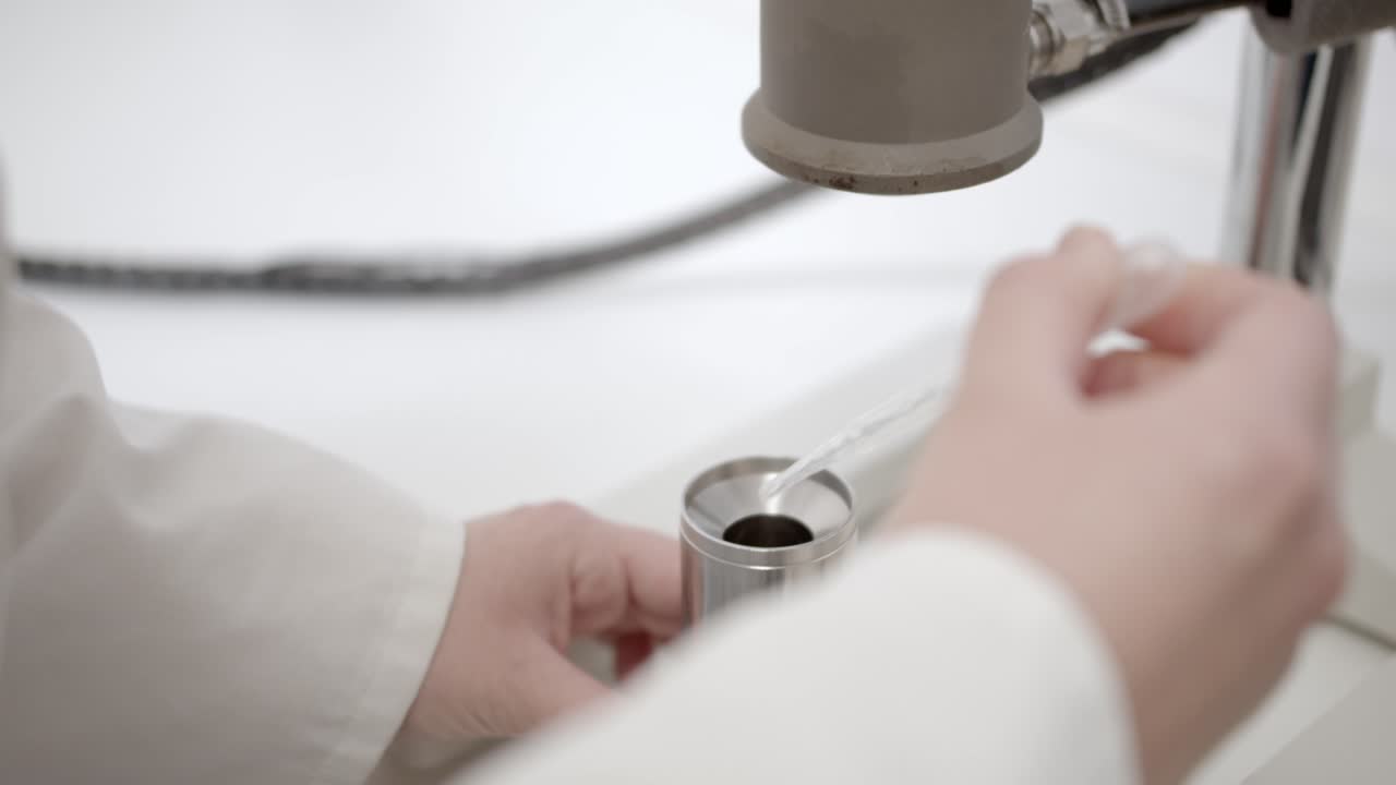 피펫으로 액체를 용기에 넣습니다.