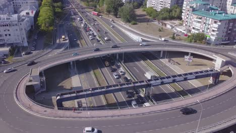 Neigende-4K-Luftaufnahme-Eines-Kreisverkehrs-Und-Einer-Autobahn-In-Der-Nähe-Von-Arena-Und-Genex