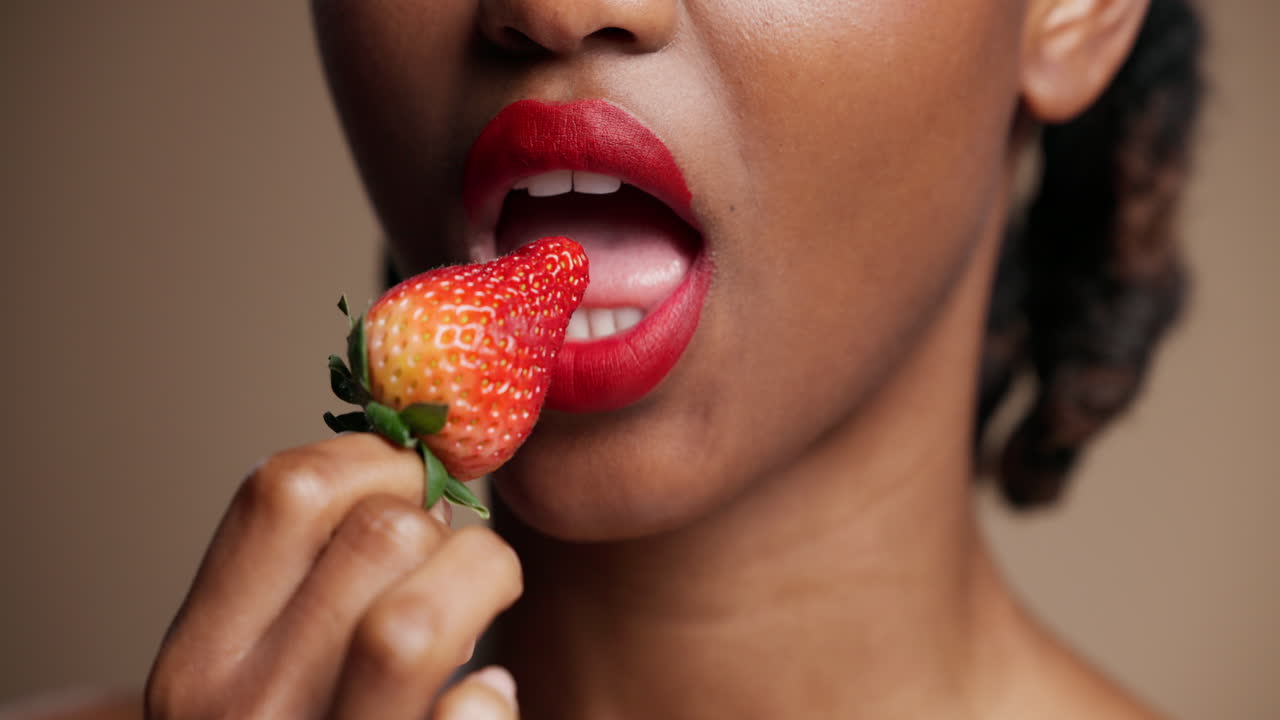 Donna che mangia fragole