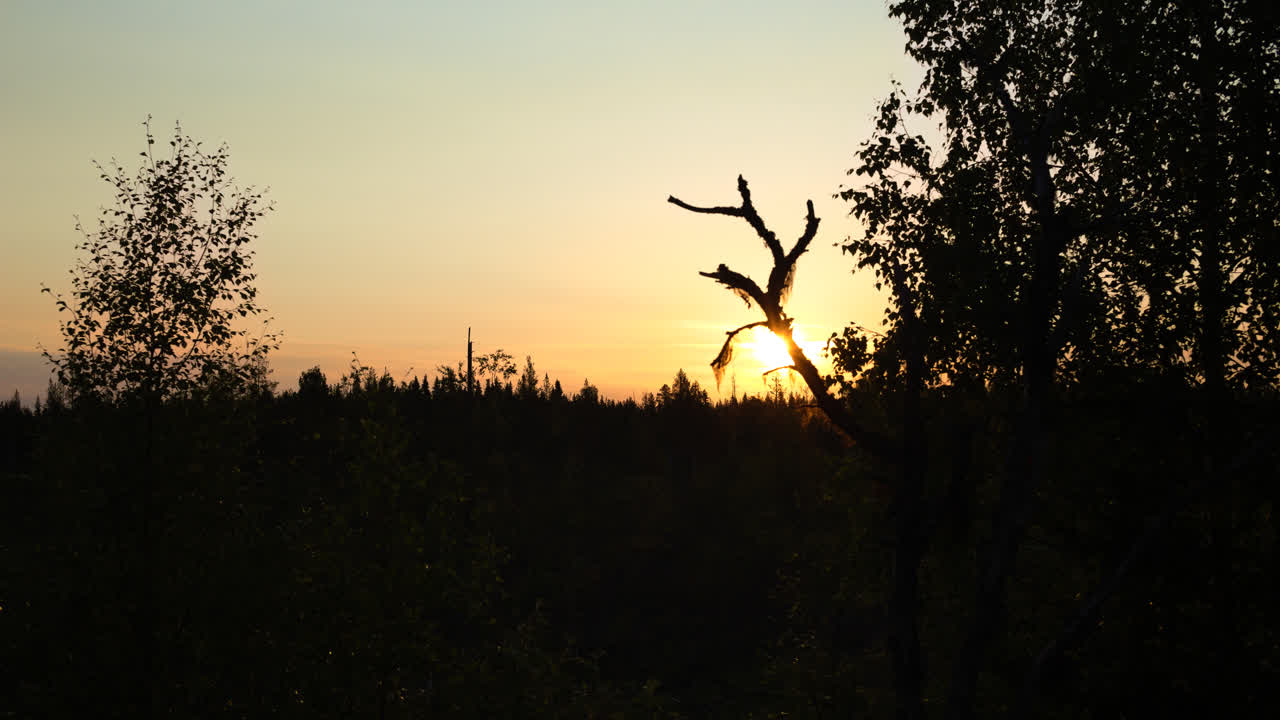 스웨덴 라플란드에서 한여름 일출의 시간 경과