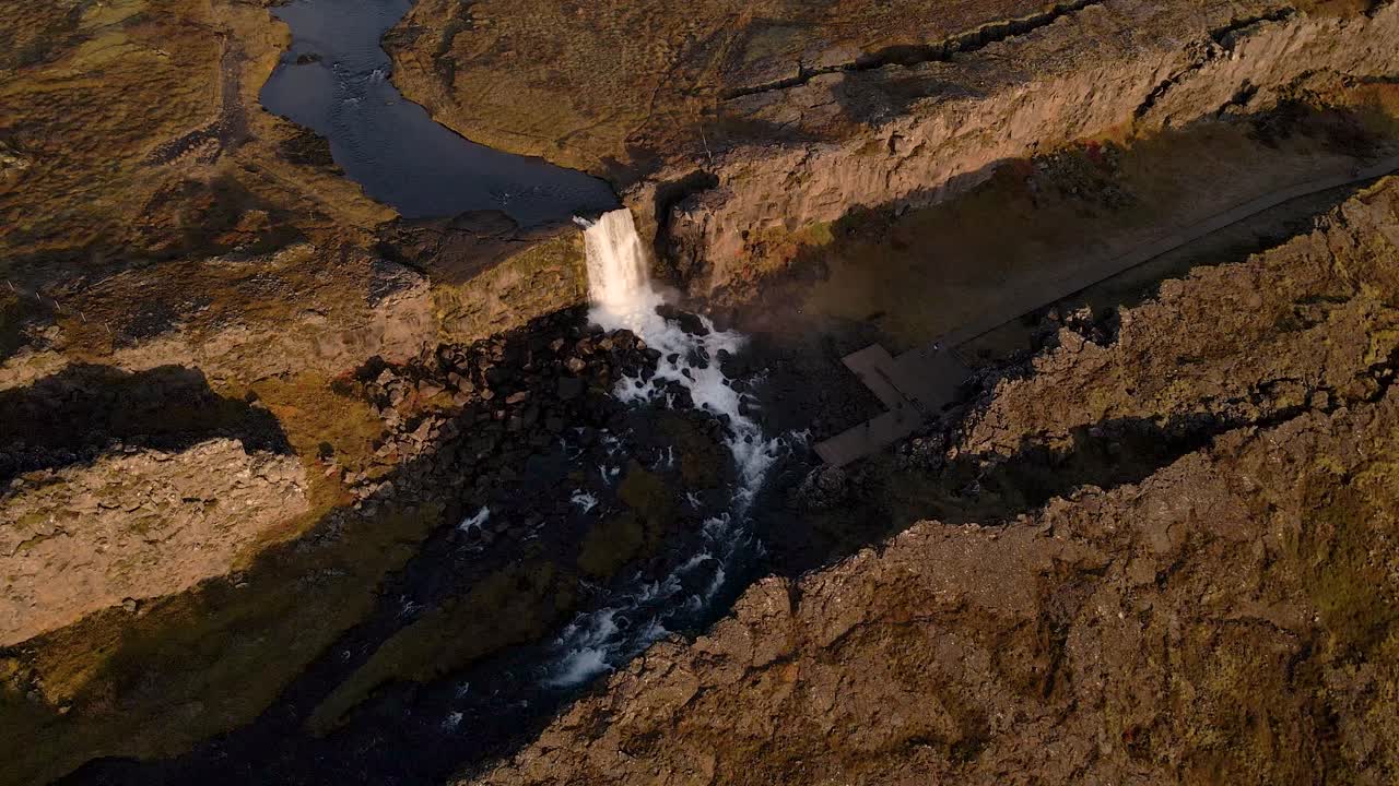 parque nacional de thingvellir con cascada de oxararfoss, islandia