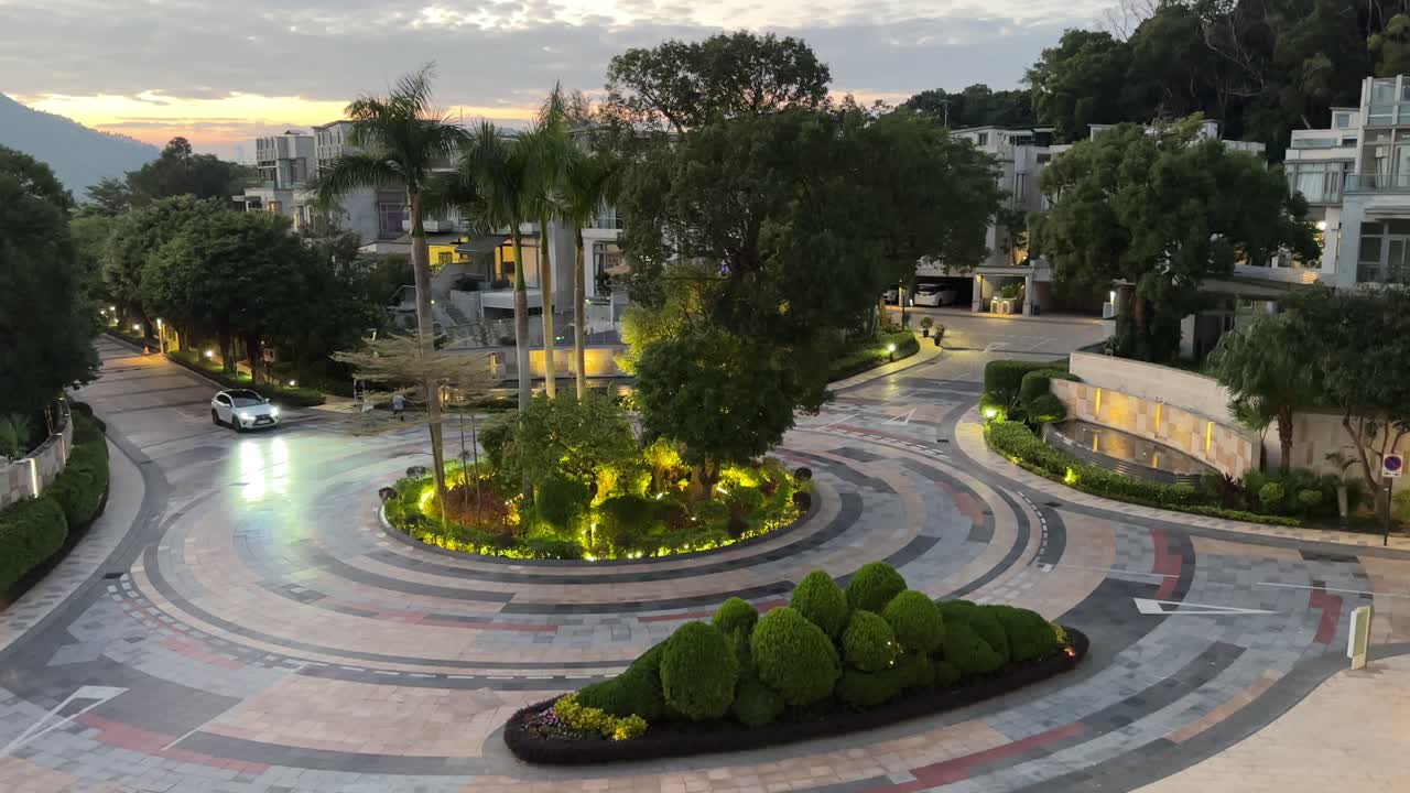 conduciendo un coche en una lujosa finca cerrada