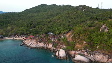 Natürliche-Aussicht-Auf-Tropische-Inselklippen-Und-Meer