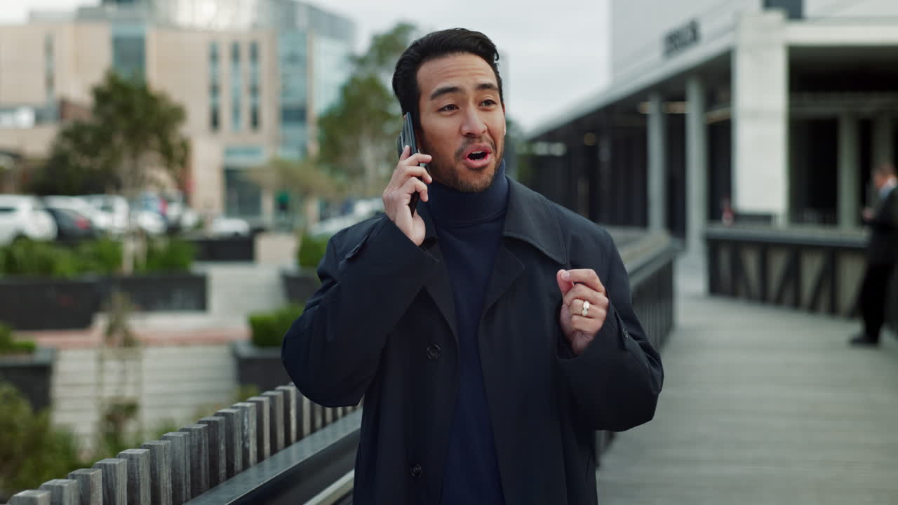 전화로 얘기하고 도시를 는 동안 미소 짓는 남자.