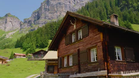 Alpine-Eleganz:-Ein-Einblick-In-Das-Traditionelle-Leben-Im-Uri-Gebiet-Rund-Um-Den-Staubifall-Wasserfall