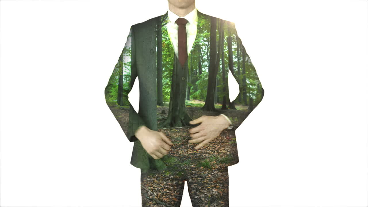 숲이 여 있는 이에 손을 고 서 있는 사업가