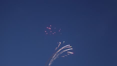 Aviones-Pirotécnicos-Acrobáticos-Que-Lanzan-Bengalas-Y-Fuegos-Artificiales-Durante-Su-Exhibición.