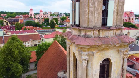 Vista-Aérea-Panorámica-A-Vista-De-Pájaro-Del-Casco-Antiguo-Y-Sus-Arquitecturas-Vilnius,-Lituania