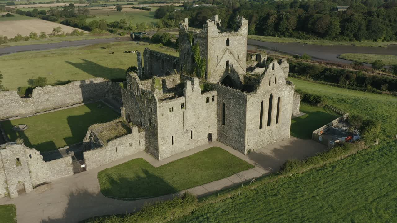 vista aérea, pan izquierda, la abadía de dunbrody es un antiguo monasterio cisterciense en el condado de wexford, irlanda