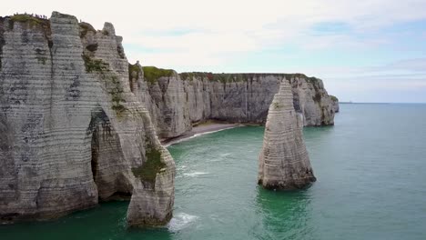 volando cerca del arco rocoso de etretat de la costa de normandía en francia