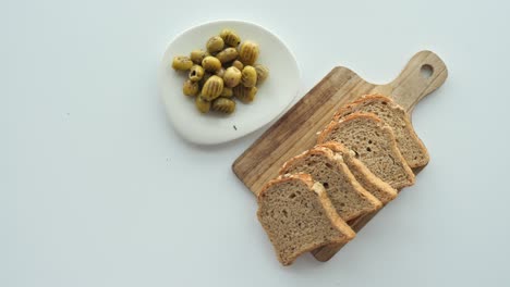 aceitunas y pan de trigo entero