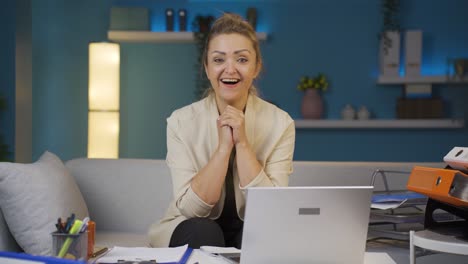 Mujer-Trabajadora-De-Oficina-En-Casa-Mirando-La-Cámara-Aplaudiendo-Y-Emocionándose.