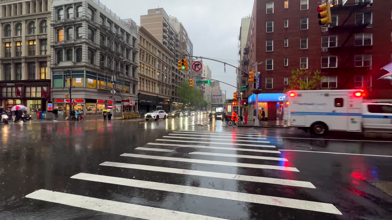 비가 오는 날 에 뉴욕 시의  ⁇ 비는 거리를 달리는 구급차 와 응급 차량